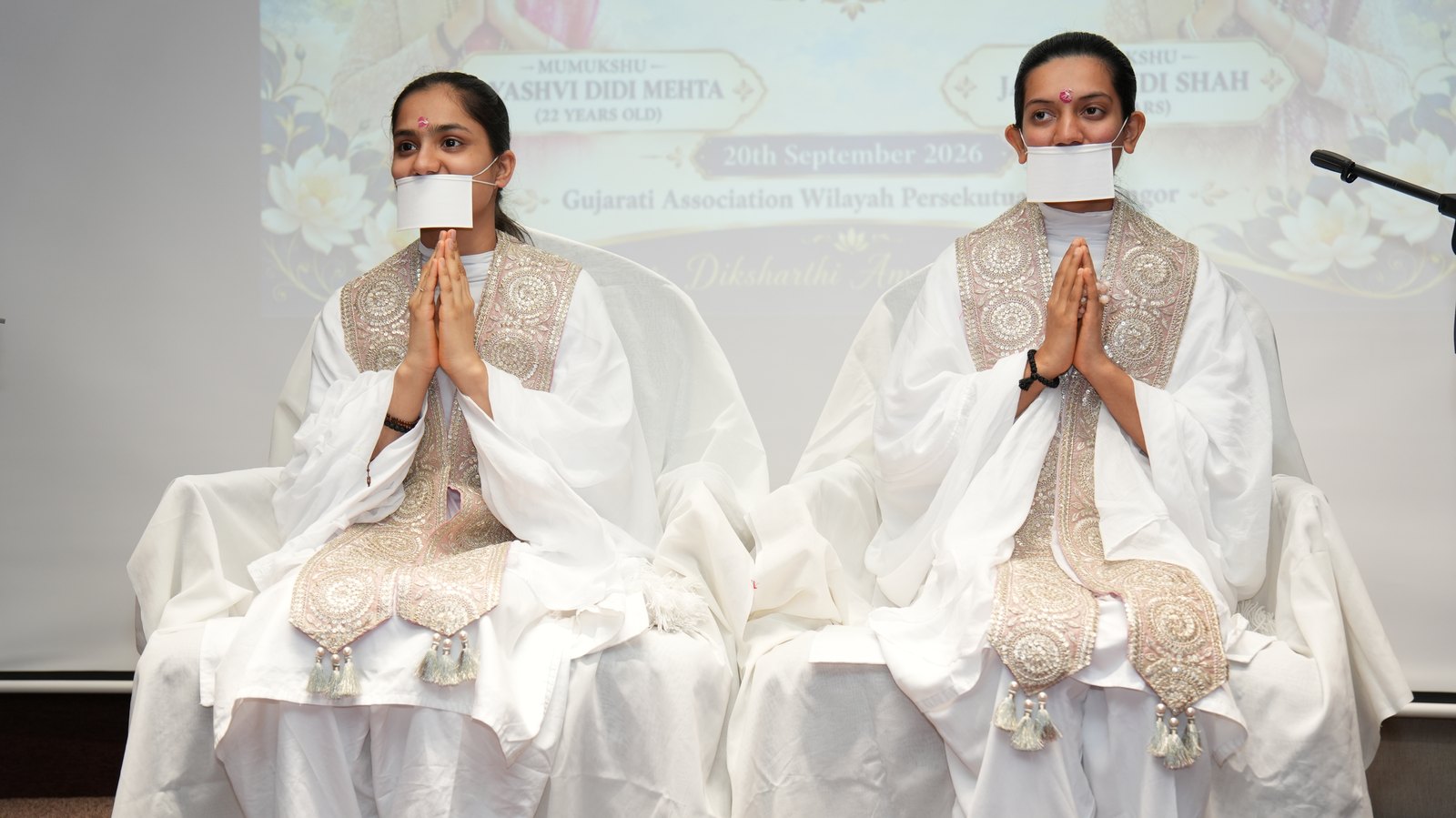 The two mumukshus seated together at the Gujarati Association felicitation