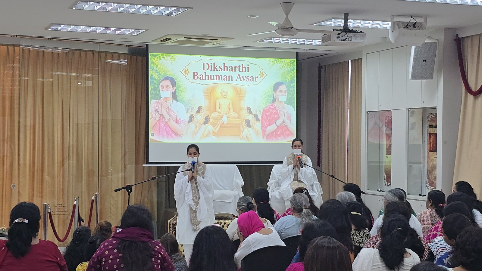 A mumukshu addressing the gathering at the Diksharthi Bahuman Avsar