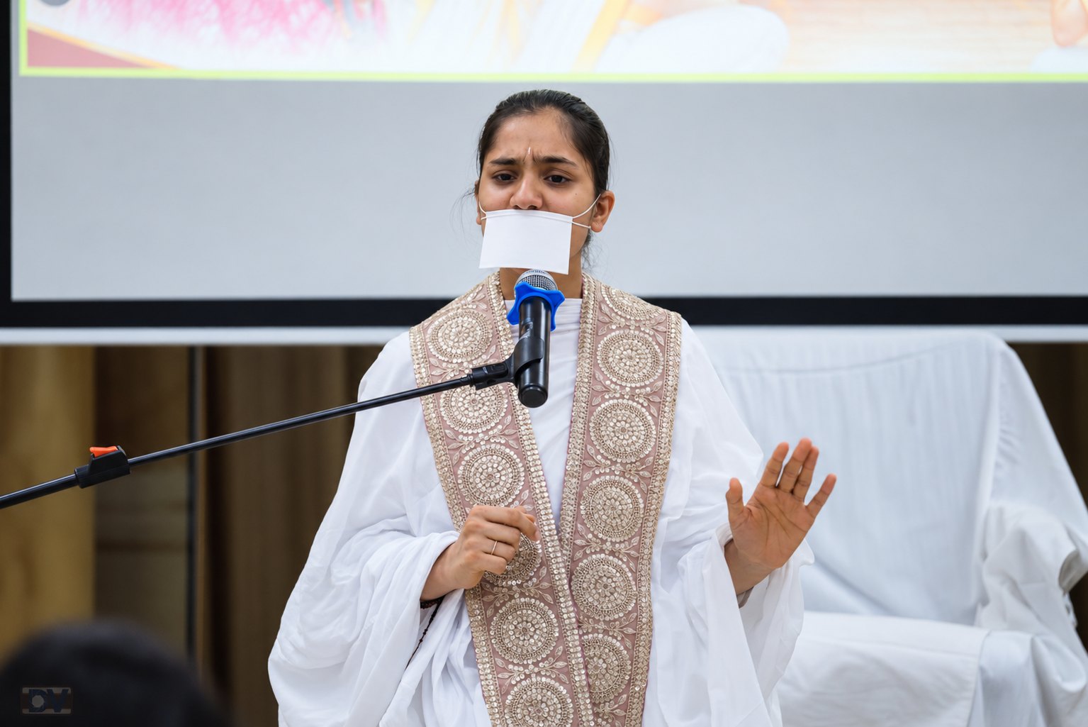 A mumukshu speaking to the sangh