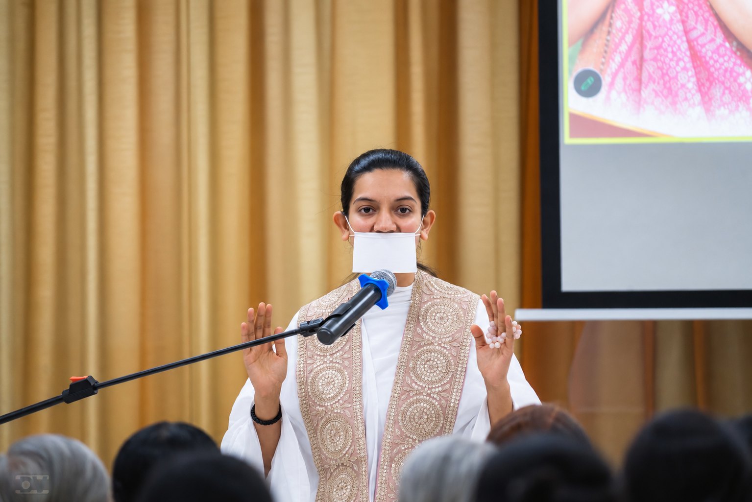 The second mumukshu addressing the sangh