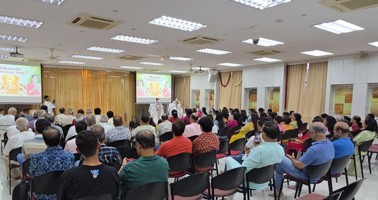 The full hall gathered for the Diksharthi Bahuman Avsar