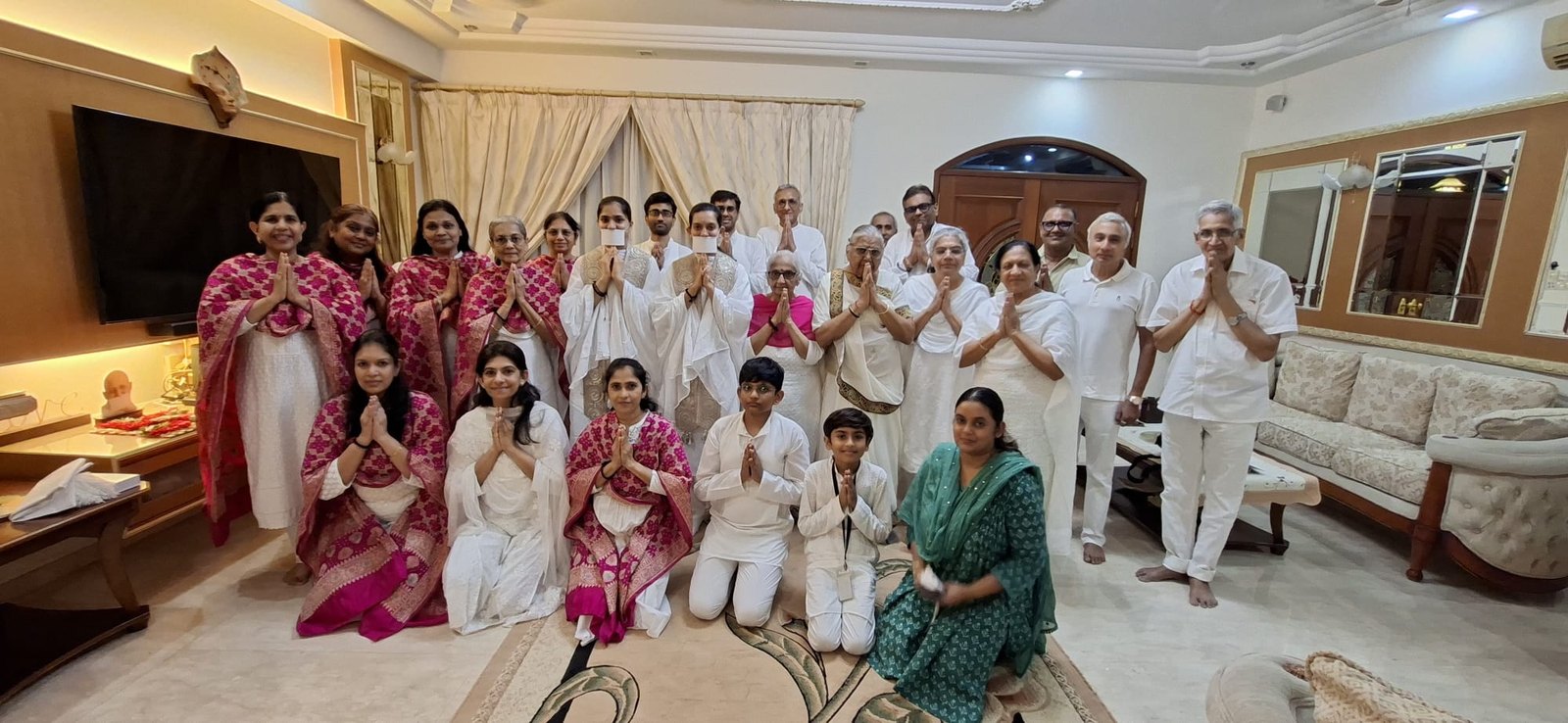 A large gathering with the mumukshus in a family home